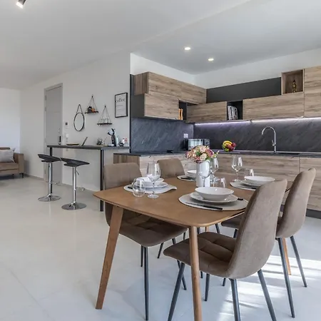 Apartament Steps Away From The Sea In - Sleeps 4