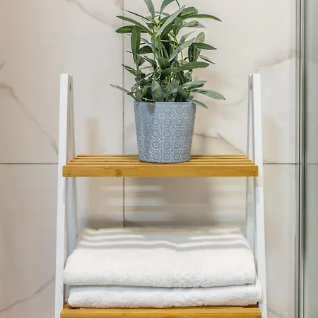 Steps Away From The Sea In - Sleeps 4 Apartament *