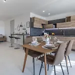 Apartamento Steps Away From The Sea In - Sleeps 4