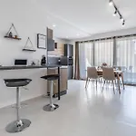 Steps Away From The Sea In - Sleeps 4 *