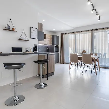 Steps Away From The Sea In - Sleeps 4 *