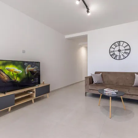 Steps Away From The Sea In - Sleeps 4 * סליאמה