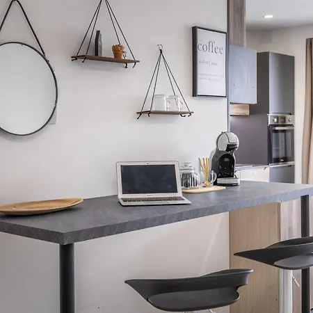 Steps Away From The Sea In - Sleeps 4 Apartment *