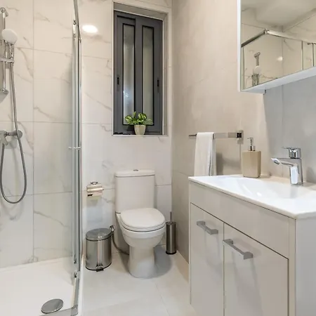 Steps Away From The Sea In - Sleeps 4 * סליאמה