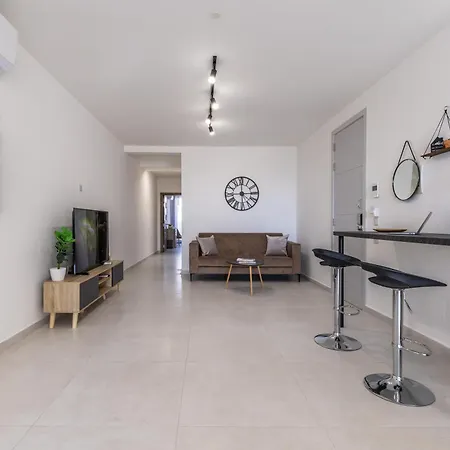 Steps Away From The Sea In - Sleeps 4 * Sliema